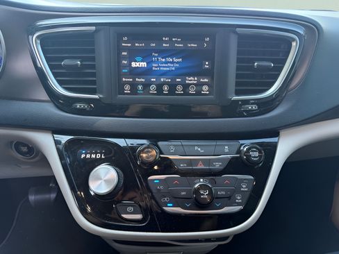 Certified 2019 Chrysler Pacifica Touring-L FWD image 18