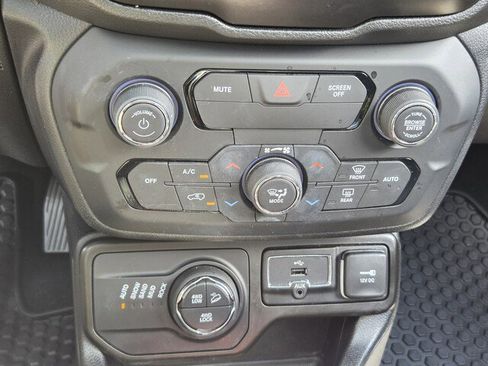 Used 2019 Jeep Renegade Trailhawk AWD/4WD image 16