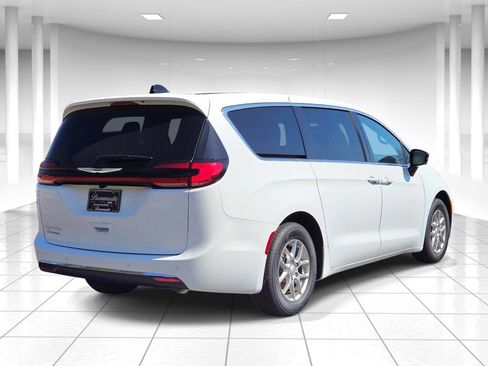 New 2026 Chrysler Pacifica Select FWD image 3