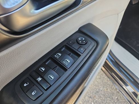 Used 2023 Chrysler Pacifica Touring-L FWD image 11