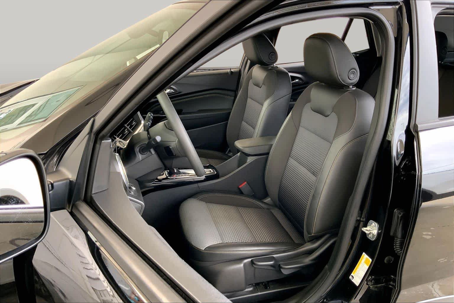 Used 2025 Chevrolet Trax LT FWD image 8