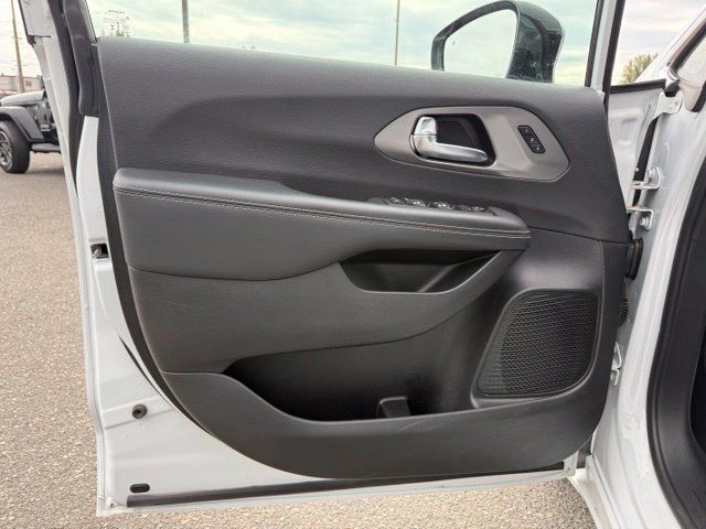 Used 2025 Chrysler Pacifica Select FWD image 26