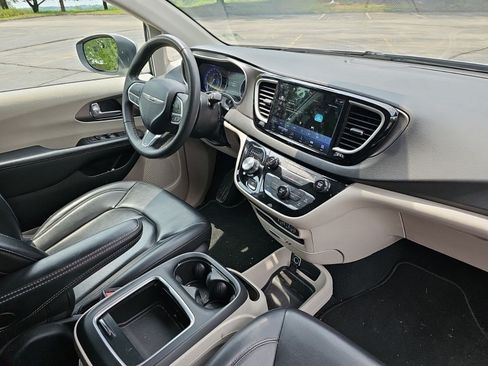 Used 2023 Chrysler Pacifica Touring-L FWD image 13