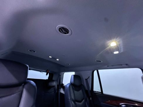 Used 2018 Cadillac Escalade Luxury AWD/4WD image 38