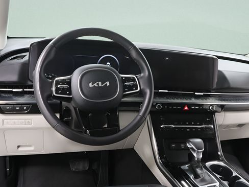 Used 2024 Kia Carnival FWD image 7
