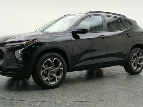 Used 2025 Chevrolet Trax LT image 3