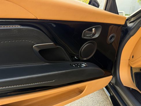 Used 2019 Aston Martin DB11 Volante image 32