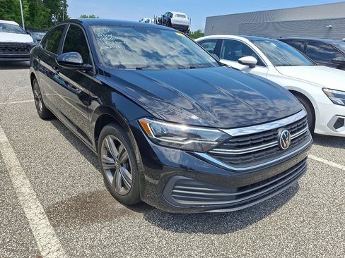 Used 2024 Volkswagen Jetta SE FWD image 3