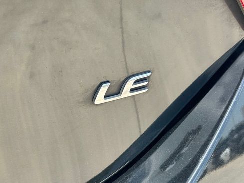Used 2018 Toyota Corolla LE FWD image 13