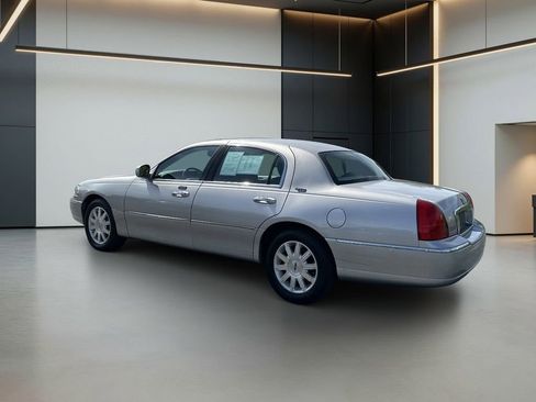 Used 2011 Lincoln Town Car Signature Limited RWD image 3
