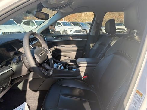 Used 2023 Jeep Grand Cherokee Limited w/ Black Appearance Package image 10