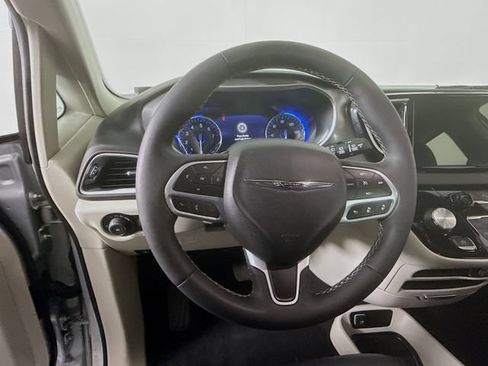 Used 2024 Chrysler Pacifica Touring-L FWD image 11