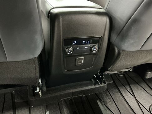 Used 2022 Buick Enclave Essence w/ Experience Buick Package FWD image 12
