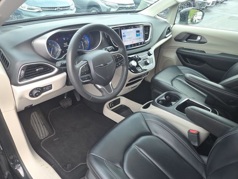 Certified 2023 Chrysler Pacifica Touring-L FWD image 16
