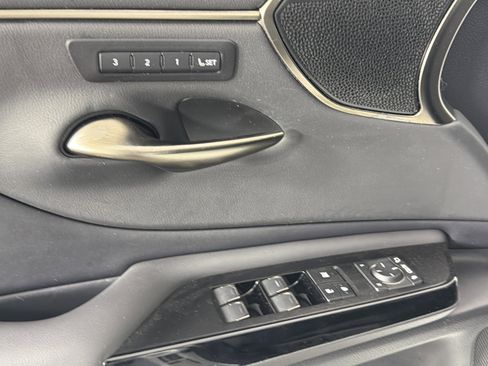 Used 2023 Lexus ES 250 w/ Accessory Package (Z1) image 7