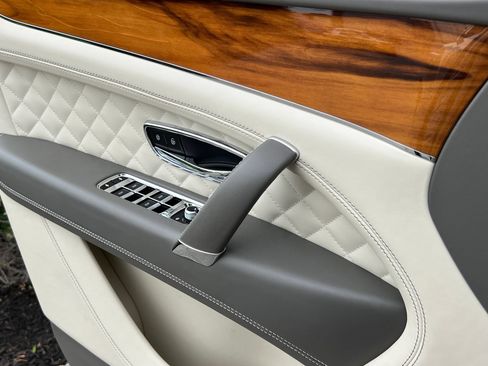 Used 2018 Bentley Bentayga AWD/4WD image 37