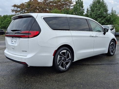 New 2027 Chrysler Pacifica Limited FWD image 3