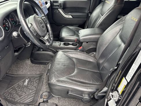 Used 2015 Jeep Wrangler Unlimited Sahara w/ Dual Top Group AWD/4WD image 9