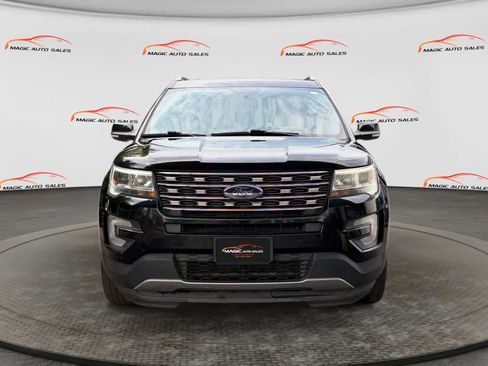 Used 2017 Ford Explorer XLT w/ Equipment Group 202A AWD/4WD image 3