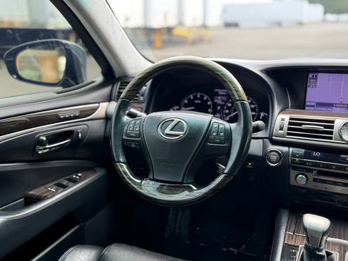 Used 2013 Lexus LS 460 w/ Comfort Pkg RWD image 18