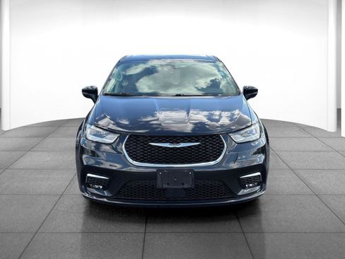 Used 2023 Chrysler Pacifica Touring-L FWD image 2