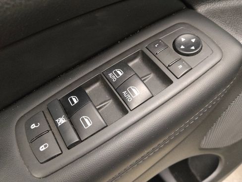 Used 2021 Jeep Grand Cherokee Laredo AWD/4WD image 27
