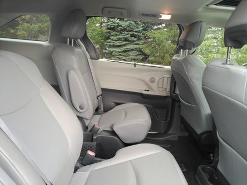 Used 2022 Toyota Sienna XLE AWD/4WD image 19