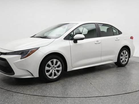 Used 2025 Toyota Corolla LE FWD image 3