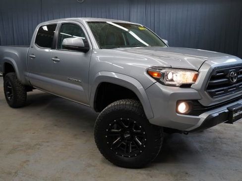 Used 2017 Toyota Tacoma SR5 AWD/4WD image 3