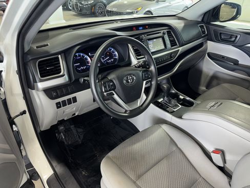 Used 2019 Toyota Highlander LE FWD image 19
