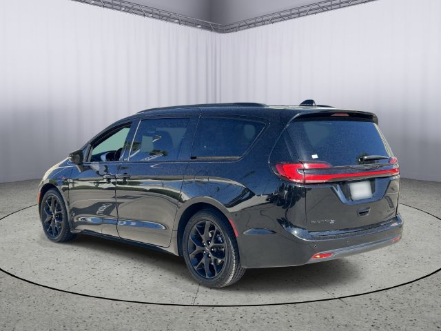 Used 2025 Chrysler Pacifica Limited FWD image 7