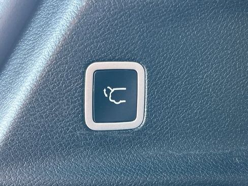 Used 2025 Chrysler Pacifica Select image 39