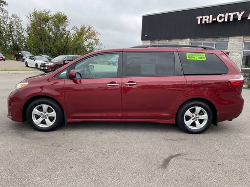 Used 2020 Toyota Sienna LE w/ LE Preferred Package FWD image 3