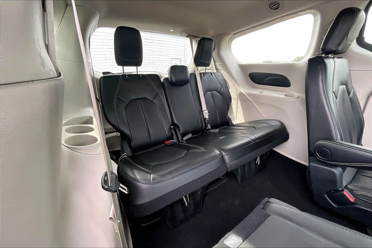 Used 2024 Chrysler Pacifica Touring-L FWD image 24