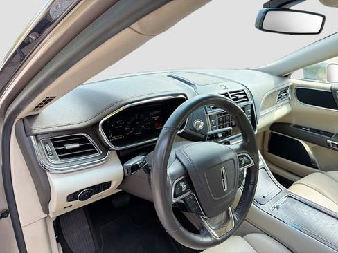 Used 2019 Lincoln Continental Select image 25