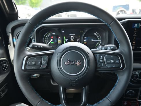 Used 2025 Jeep Wrangler Unlimited Rubicon 4xe w/ Convenience Group AWD/4WD image 15