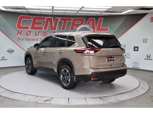 Used 2024 Nissan Rogue SV FWD image 3