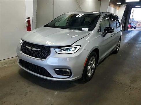 Used 2024 Chrysler Pacifica Limited FWD image 2