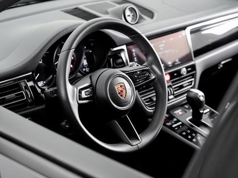 Used 2025 Porsche Macan image 9