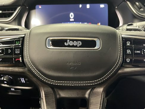 Used 2025 Jeep Grand Cherokee Overland AWD/4WD image 16