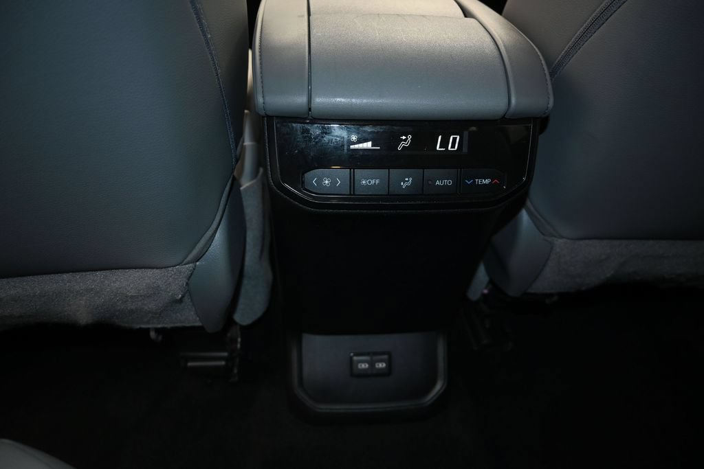 Used 2022 Toyota Highlander XLE FWD image 18