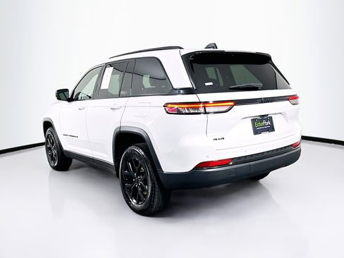 Used 2025 Jeep Grand Cherokee Altitude image 5