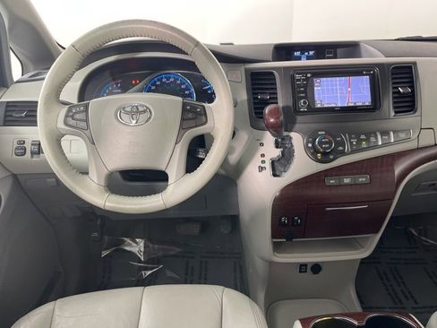 Used 2013 Toyota Sienna XLE image 7
