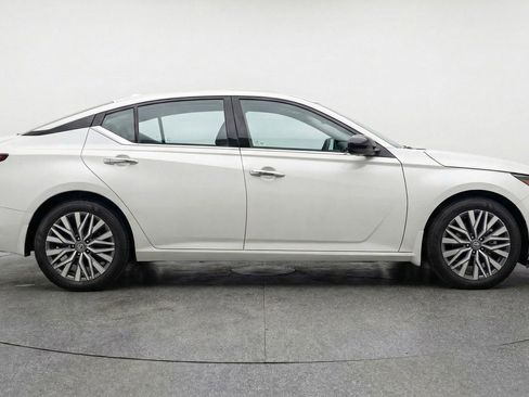 Used 2025 Nissan Altima 2.5 SV FWD image 11