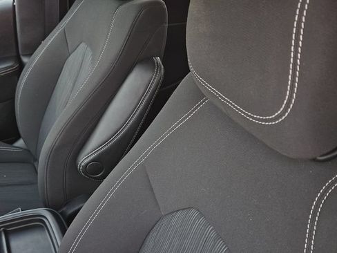 Used 2024 Chrysler Pacifica Touring FWD image 28