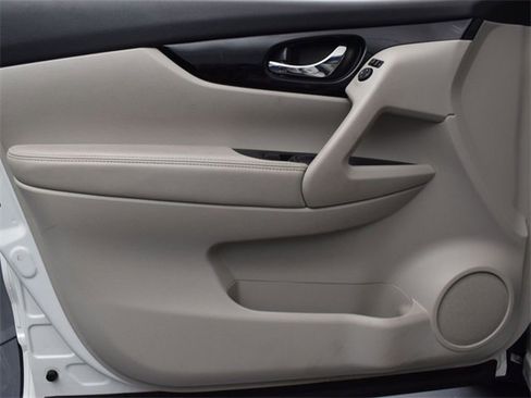 Used 2019 Nissan Rogue Sport SV image 16