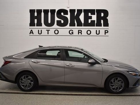 Used 2024 Hyundai Elantra SEL FWD image 2