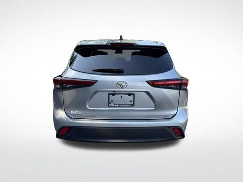 Used 2023 Toyota Highlander LE FWD image 6
