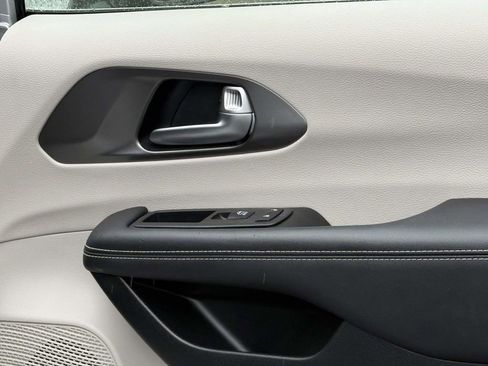 Used 2024 Chrysler Pacifica Select image 8