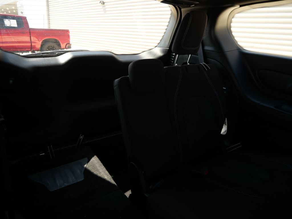 Used 2023 Chrysler Pacifica Touring FWD image 14